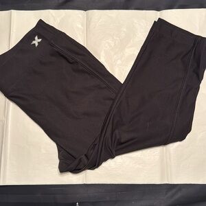 Xersion solid black cropped exercise pants. Size L
